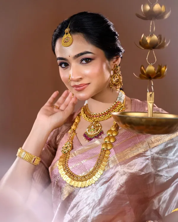 This is the essence of my work: creating a flawless, dewy base that enhances your natural beauty. This traditional look features soft, glowing skin, defined eyes, and is perfectly complemented by classic gold jewellery, making it ideal for any South Indian ceremony.