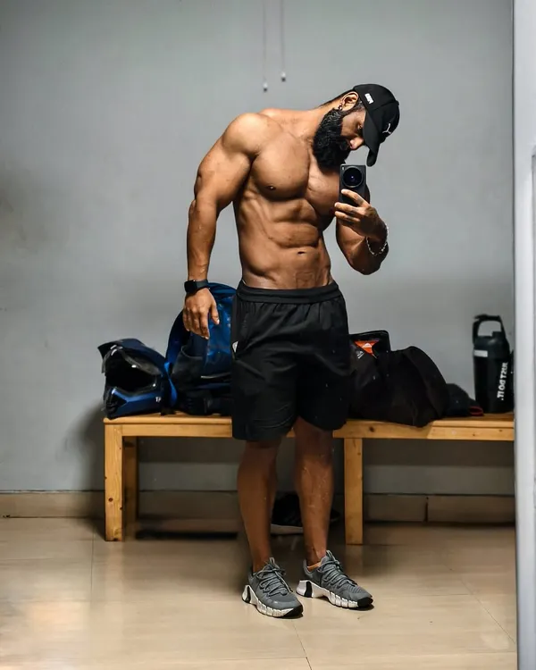 A quiet moment of reflection in the locker room. The most important muscle to train is the mind. Character, health, and resilience are the results that truly matter.