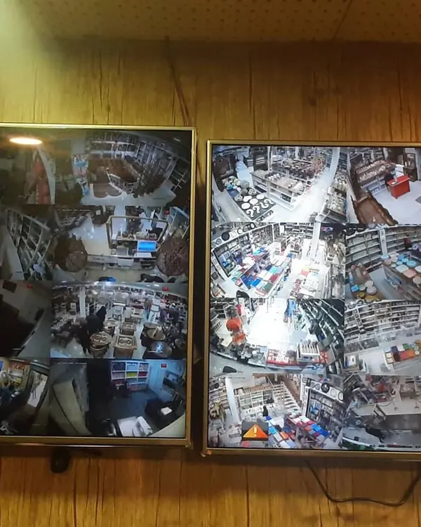 We installed this dual-monitor setup for a retail store, providing a comprehensive overview of the entire shop floor. This allows staff to monitor multiple aisles and checkout counters at once.