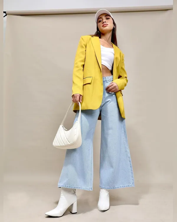 A chic and modern way to style denim. I paired wide-leg jeans with a white crop top and a bold yellow blazer, finished with white boots and a cap for a fresh, street-style-inspired look.