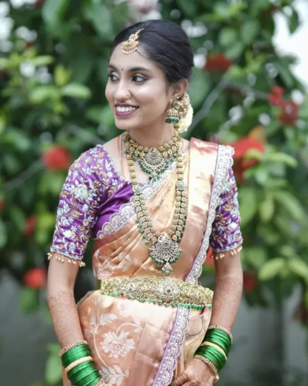 This is the kind of timeless elegance I love to create. For this bride's special day, we chose a Victorian-style antique set with green stones to perfectly complement her stunning silk saree. It’s a complete look, from the layered necklaces and matching earrings to the intricate hip belt and hair accessories.