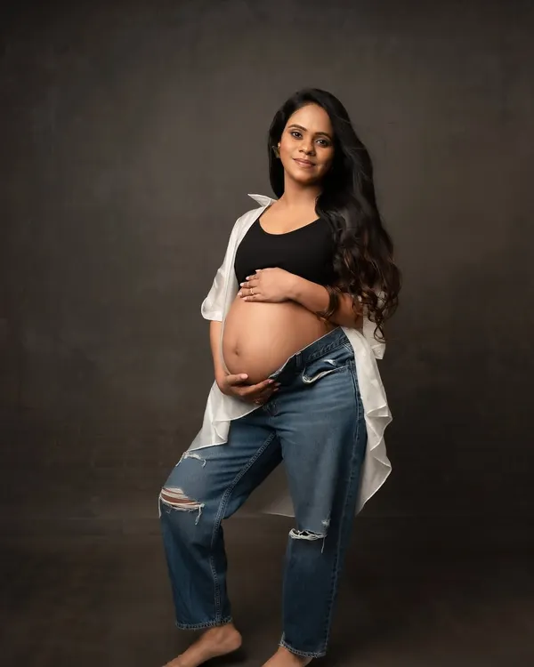 Cool, casual, and confident. An unbuttoned shirt, ripped jeans, and a bare bump is a modern and powerful look that I absolutely love to photograph.