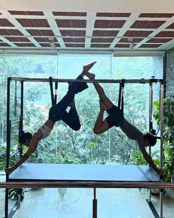 This is what happens when strength, flexibility, and trust come together. Using the Cadillac, we can explore movements that decompress the spine and build incredible upper body and core control. It’s a beautiful expression of the body's potential.