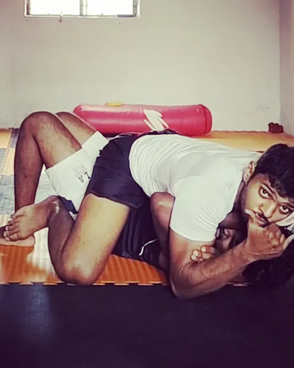 A shot from our morning No-Gi BJJ class. Here, I'm controlling an opponent from the top position, a fundamental skill in grappling. These classes are open to all levels.
