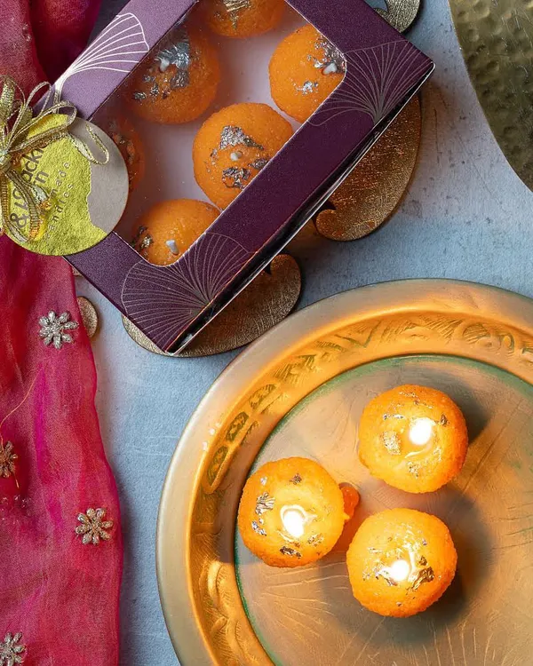 This is one of my absolute favorites to make! A set of glowing Motichoor Ladoo candles, handcrafted from soy wax and scented with authentic Kashmiri Kesar, resting on a traditional brass plate. They bring such a warm, festive feeling to any space.