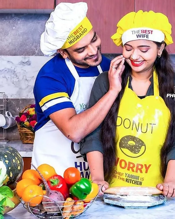 A playful moment from Prashast and Yamini's kitchen-themed pre-wedding shoot. I use creative direction to bring out a couple's personality, resulting in fun and memorable engagement photos.