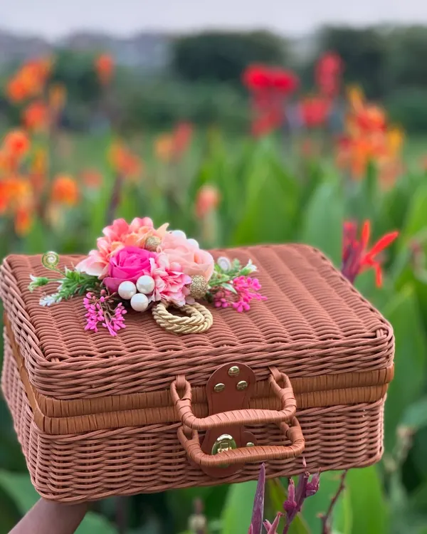 Our rattan style suitcases are a perfect blend of style and function. Here, I’ve decorated a classic brown suitcase with a beautiful floral arrangement, turning a simple box into a bespoke gift hamper ready to be filled with love.