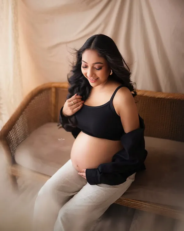 Love, love, love this casual and cozy look. A simple black crop top and linen pants in our boho setup is perfect for a relaxed and natural maternity portrait.
