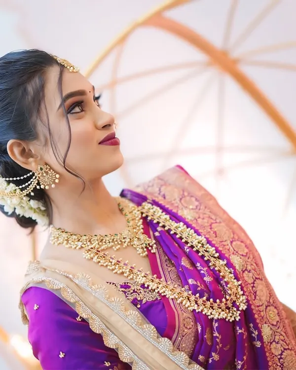 A classic Maharashtrian bridal look, focusing on flawless skin and traditional jewelry. I ensure every detail, from the precise eyeliner to the elegant hair bun, is perfect for your special day.