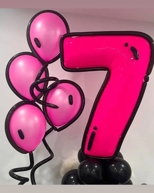 We love this cartoon-style balloon structure. The bold pink number "7" and matching balloons have a cool 2D-effect outline, making it a super fun and trendy decoration for a birthday party.