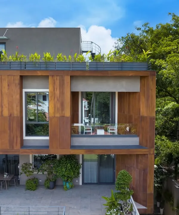 The U-L-I Residence is designed with multiple levels of decks and courtyards, ensuring every part of the home has a connection to the outdoors. This approach creates a series of private retreats that are visually linked, fostering a sense of openness.