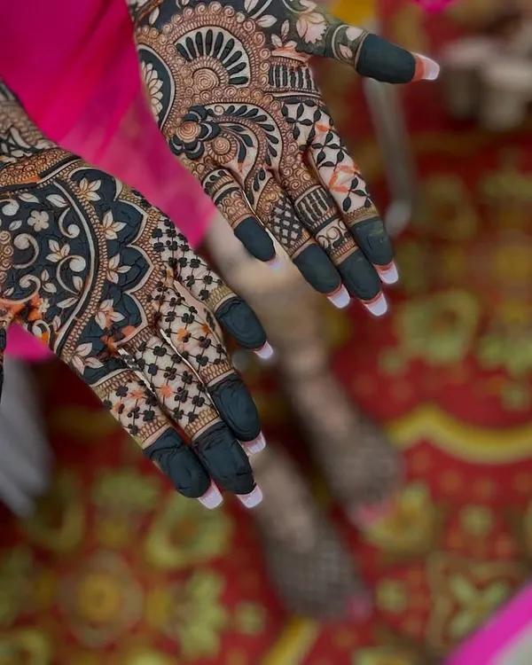 This design shows the beauty of a dark henna stain. The combination of bold, filled-in patterns and delicate net (jaali) work creates a stunning 3D effect.