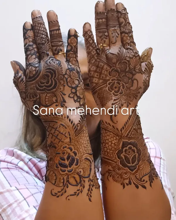 A full-coverage design for the back of the hands, featuring a mix of floral motifs and intricate jaal (net) patterns. This style gives a very rich and complete look.