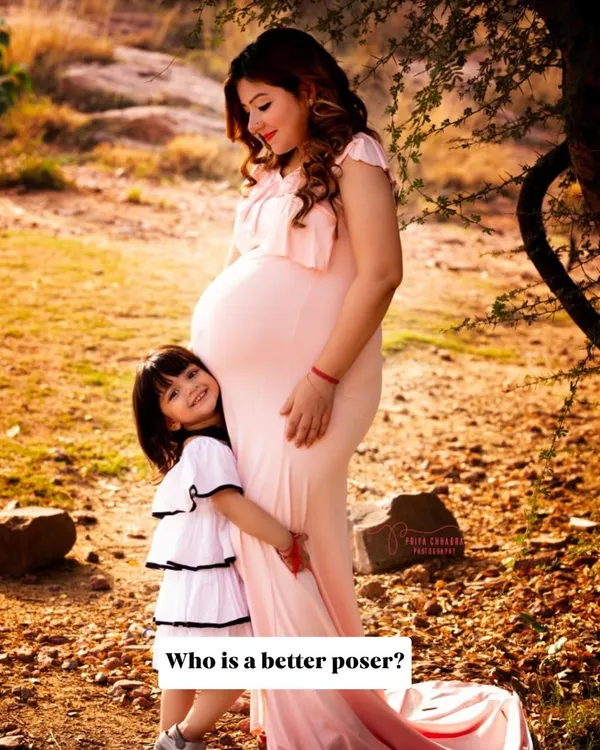 Who is the better poser? It's always so much fun when older siblings join the maternity shoot. This little one is already a natural in front of the camera.