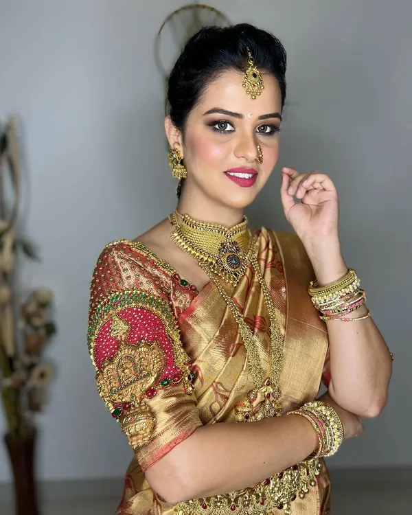 This is the look that bridal dreams are made of. I created this stunning, classic South Indian bridal makeup by pairing a soft golden smokey eye with a beautiful bold lip, letting my bride's natural radiance shine through in her gorgeous Kanchipuram silk saree.