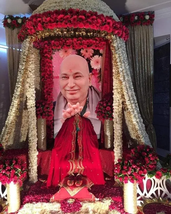This is a close look at an intricate 'phool bangla' style Aasan I created for a Guruji Satsang. The entire canopy is densely packed with fresh red roses and white flowers, creating a rich and devotional atmosphere for the event.