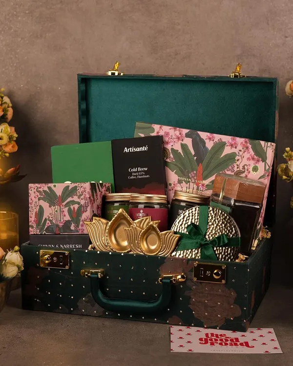 This is what a celebration in a box looks like. We designed this luxurious velvet trunk to be a truly unforgettable gift, filled with premium items sourced from homegrown Indian brands. It’s perfect for making your most valued clients and partners feel special.