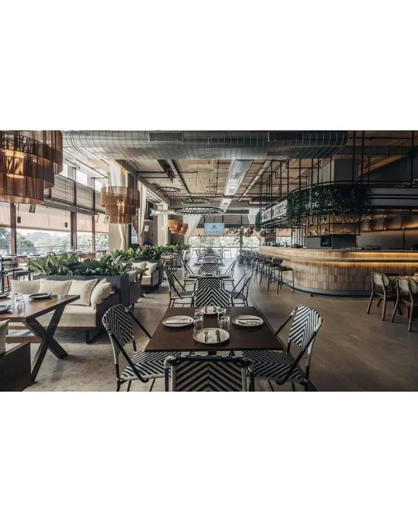 The open plan layout of Prequel, with its high ceilings and ample natural light, creates a serene, alfresco-style dining experience. The design draws inspiration from the beautiful cityscape views visible from its two open sides.