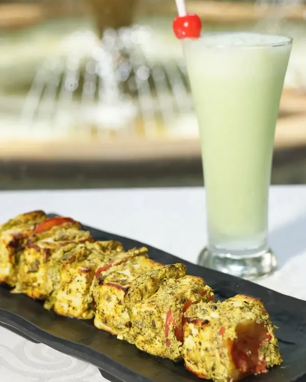 Say hello to the ultimate vegetarian delight: Paneer Minty Lemon Tikka. Smoky, zesty, and grilled to perfection, every bite is a flavour explosion you won’t forget.