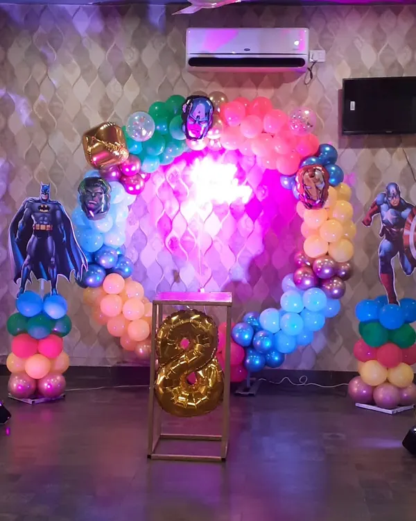 This Avengers themed setup brings together multiple heroes in one frame. I used character masks on the balloon ring and placed cutouts of Captain America, Iron Man, and Batman on balloon pillars to create a dynamic party atmosphere.