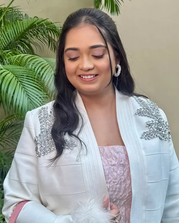 An effortless and elegant look for any special occasion. I created soft pink lids, luminous skin, and a touch of gloss to bring this whole vibe together for the lovely Shreemani Tripathi.