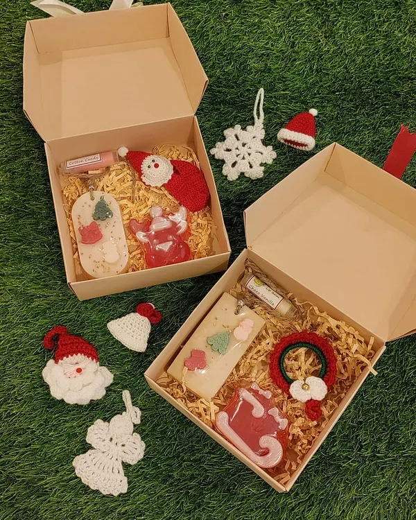 A look at two different Christmas gift hampers being prepared. You can see how I mix and match my crochet ornaments and brooches to create unique combinations.