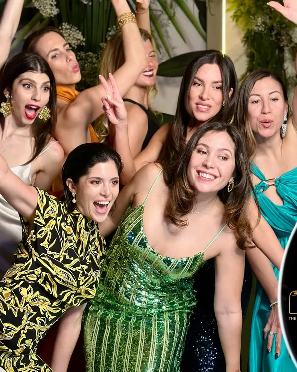 This is the VIBE we bring to every party. 🤩 Our photo booth becomes the heart of the celebration, where your guests can let loose, get glamorous, and create unforgettable moments together. Perfect for your cocktail night or reception.