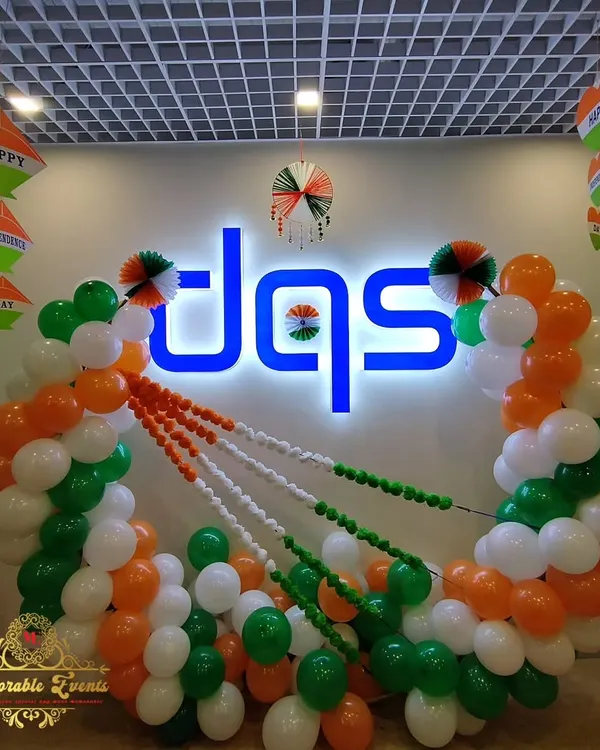 I created this patriotic balloon arrangement around the DQS company logo for their Independence Day celebration. This design combines a classic balloon arch with flowing lines to create a dynamic and festive focal point in the office reception.
