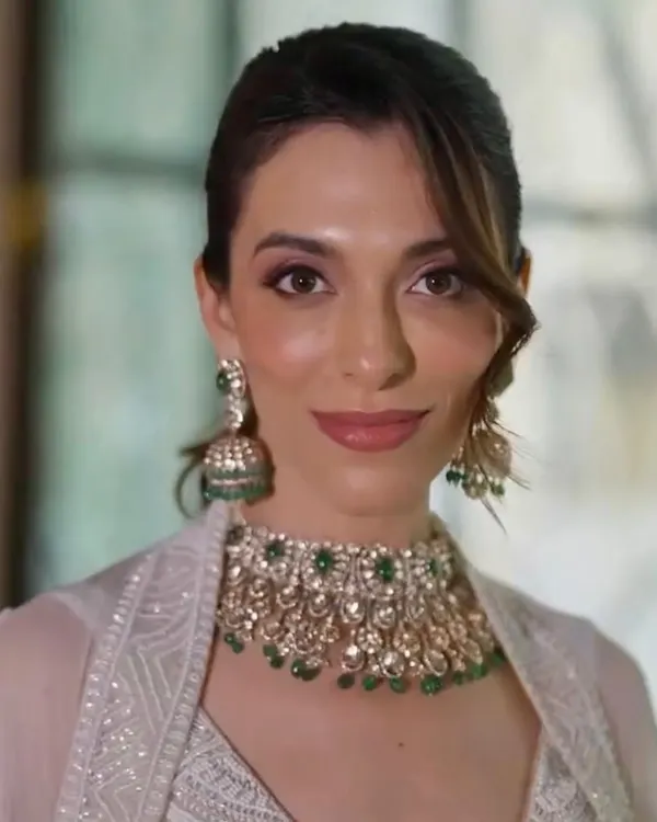 A perfect example of soft bridal elegance with Maia Sethna. The makeup is clean and radiant, with a focus on flawless skin and a gentle pink lip, allowing her natural beauty and the stunning jewellery to shine.
