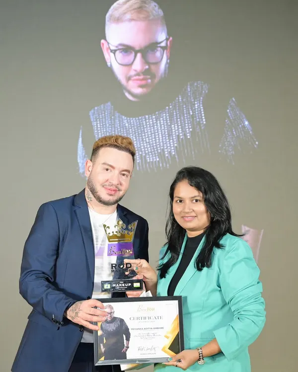 I am proud to be a certified international makeup artist. Here I am receiving my certification after learning advanced Brazilian makeup tricks from the renowned artist Rod Makeup.