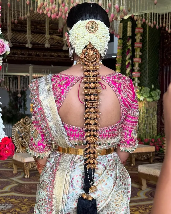 This is the quintessential South Indian Muhurtham look that is so close to my heart. I created this traditional bridal braid, known as a Poola Jada, featuring a full arrangement of fresh jasmine flowers and authentic temple jewellery, or Jada Billai, for a divine and timeless appearance.