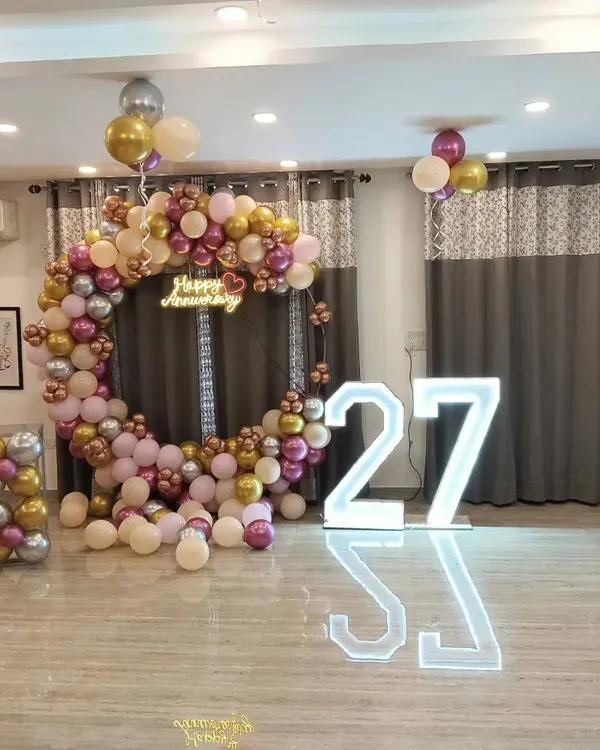 Celebrating 27 years together with a beautiful balloon ring and large marquee numbers. The light-up numbers "27" and the couple's initials "SZ" make this anniversary decoration truly personal and memorable.