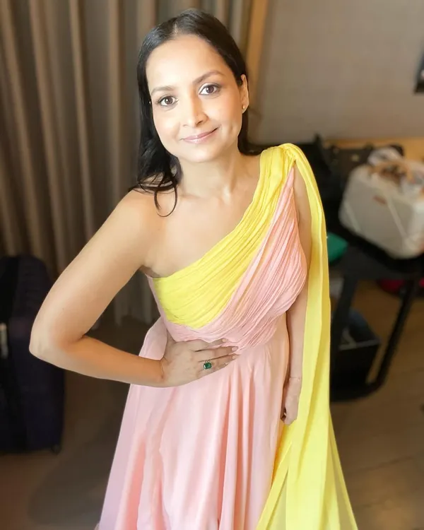 A soft and professional look for a corporate event. The makeup is minimal and clean, with a "no-makeup" feel, paired with simple, open hair to create a look that is both approachable and confident.