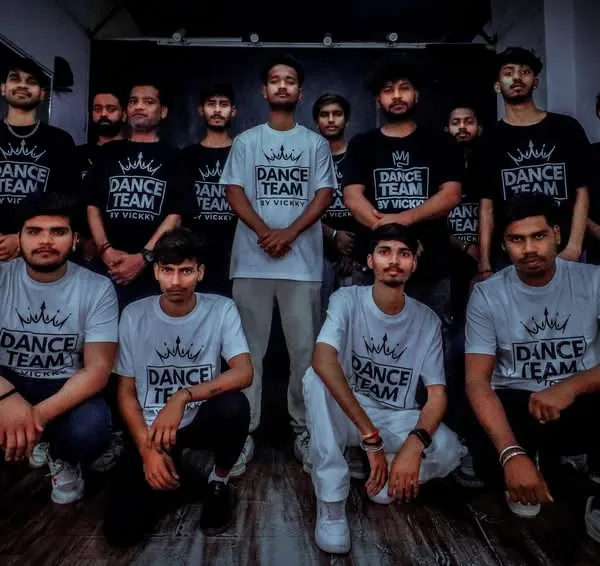 This is my team, the heart and soul of Dance Team by Vickky. With over 600 wedding choreographies a year, this group of professional dancers is experienced, dedicated, and ready for any challenge.