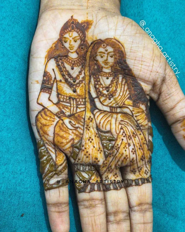 A close-up of a Radha-Krishna portrait on the palm. I take great care to capture the details and expressions to make the figures come alive.