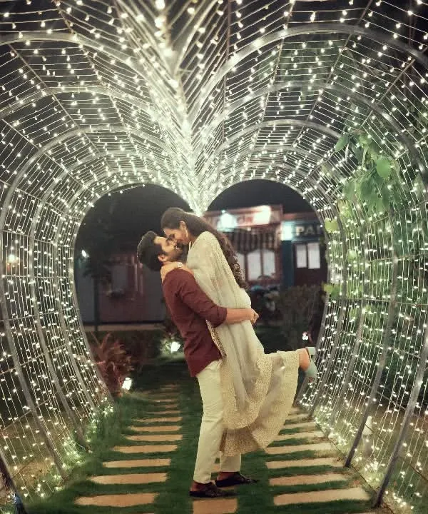 A magical kiss inside a tunnel of fairy lights. We create enchanting pre-wedding settings that make your romantic moments feel like a scene from a movie.