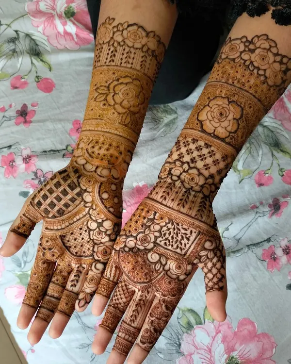 This full-coverage design features beautiful floral bands on the wrists and a mix of geometric grids and leafy patterns on the hands. It's a very rich and traditional look.