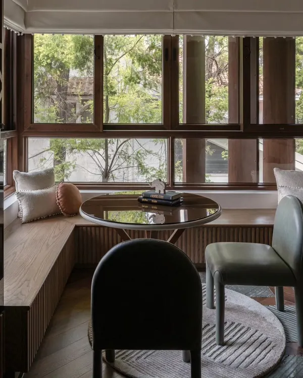 A cozy study and play nook in one of the boys' rooms at the Pràna house. The built-in bench seating by the large window is perfect for reading, drawing, or just watching the world go by.