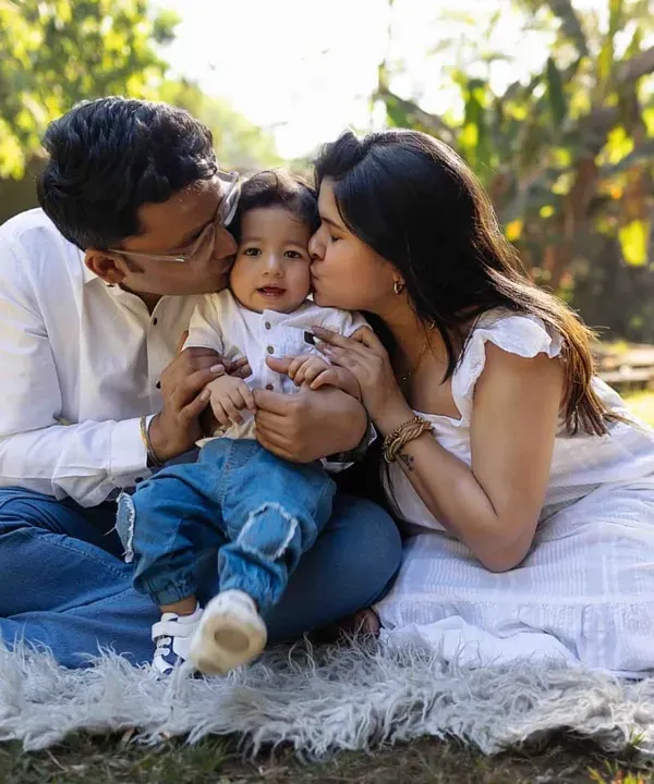 A perfect family moment, sealed with a kiss. Outdoor sessions in the park allow for natural, candid interactions and beautiful, soft lighting.