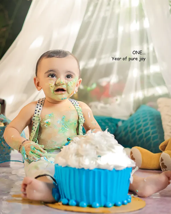 One year of pure joy and a whole lot of mess. This outdoor cake smash session captures the fun and freedom of turning one.