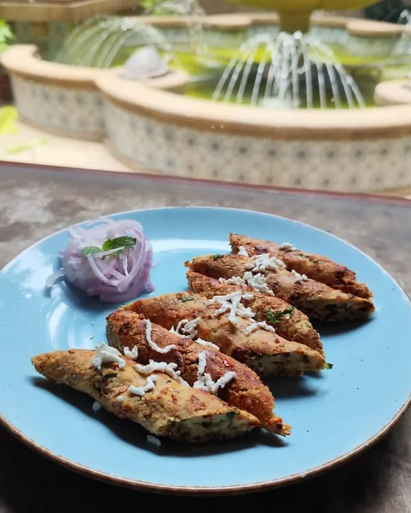 Our Veg Seekh Kababs are a healthy and flavorful choice. Made from minced vegetables and spices, they are roasted in the tandoor for a crispy outside and tender inside, served with fresh onion rings.