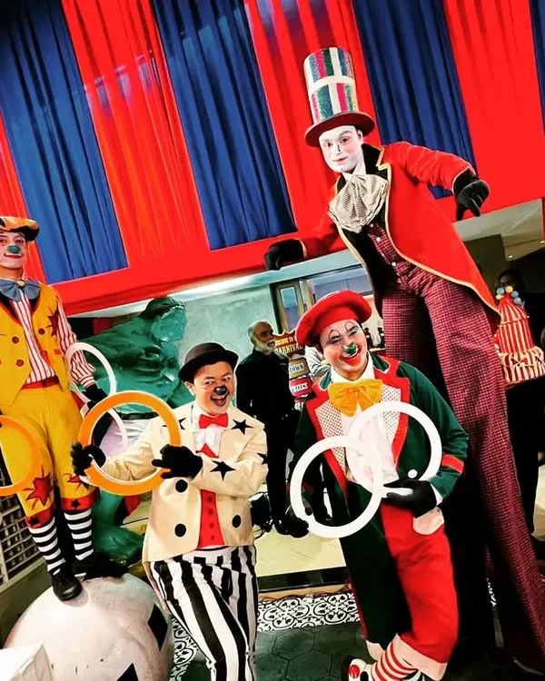 A group of our circus-themed performers, including jugglers and a stilt walker, ready to welcome guests. These acts are perfect for creating an immersive and festive atmosphere at birthdays, carnivals, and corporate family days.