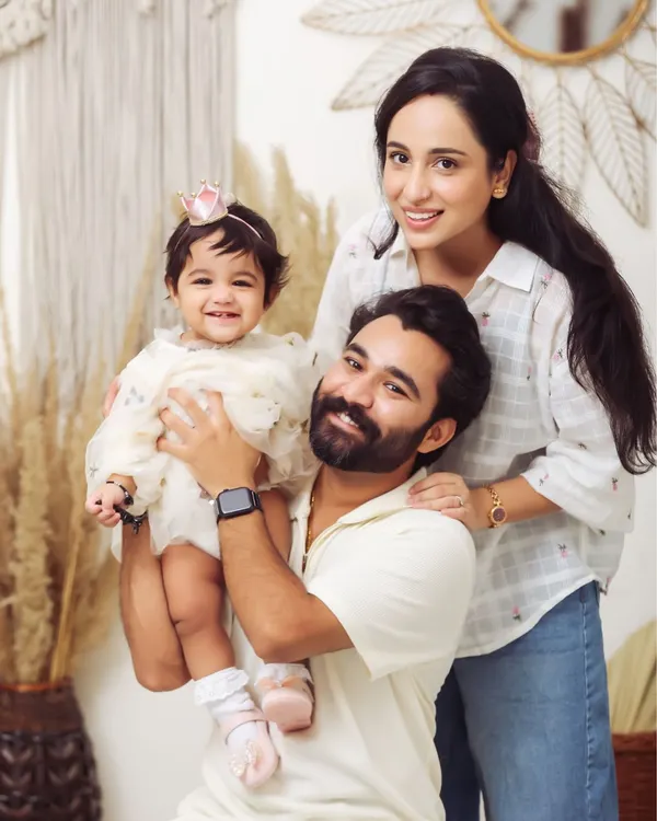 A beautiful family portrait, full of smiles and warmth. I love capturing these moments where everyone is relaxed and happy, creating a perfect memory for your family album.