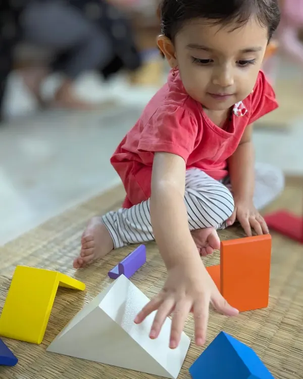 This is a moment that captures the spirit of Hastam. Here, one of our alumni returns to gently guide his little sister on her first day, helping her explore the materials and feel at home. It’s a beautiful example of how a nurturing start can inspire a lifetime of care.
