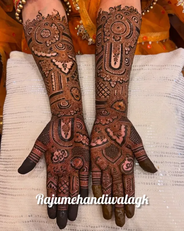A very heavy and intricate design that covers the entire hand with complex patterns. The dark stain shows the quality of my henna.