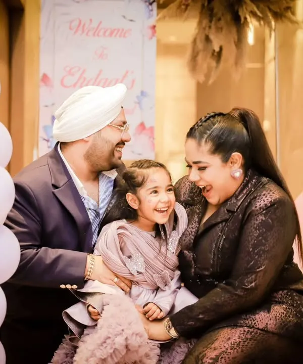 The pure happiness of a family celebrating together. We focus on capturing these genuine laughs and hugs during birthday events, creating memories that feel as warm as the moment itself.