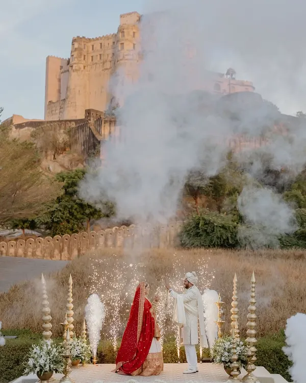 A truly epic moment from Jigar and Amruta's wedding, with the majestic Kumbhalgarh Fort as the backdrop. The combination of the ancient fortress, the sacred ceremony, and the dramatic special effects created a scene of unparalleled grandeur.