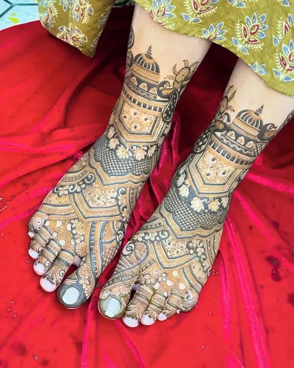 This full-coverage foot mehndi features palace domes and intricate checkerboard patterns, creating a royal look.