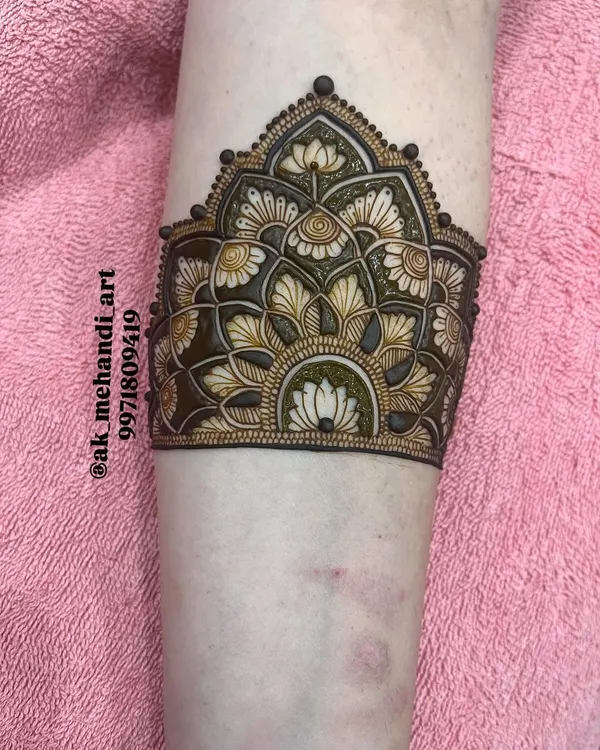 This is a finished cuff design showcasing 3D lotus flowers. The technique involves careful layering of henna paste, which I demonstrate in detail in my advanced course.