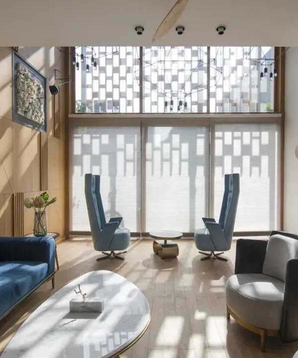 The living room of the Screen House was designed with an emphasis on openness and connectivity. The front screens cast dynamic patterns of light and shadow, transforming the space into a living artwork throughout the day.